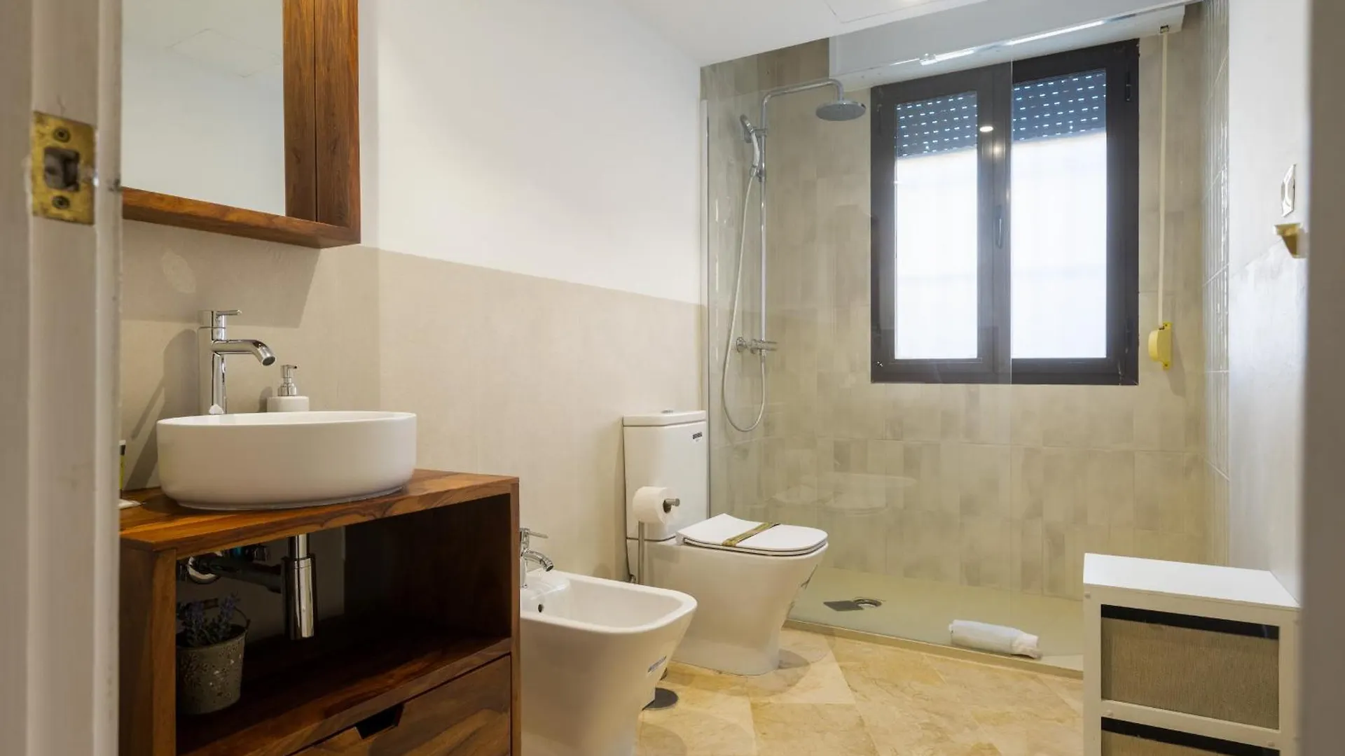 Wide With Terrace & Parking- 3Bd 2Bth- Alfalfa Apartment Seville